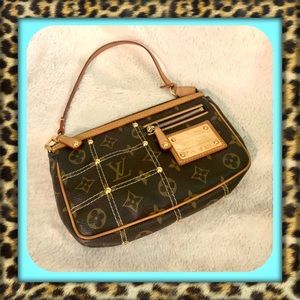 👑AUTHENTIC Louis Vuitton Riveting Pochette